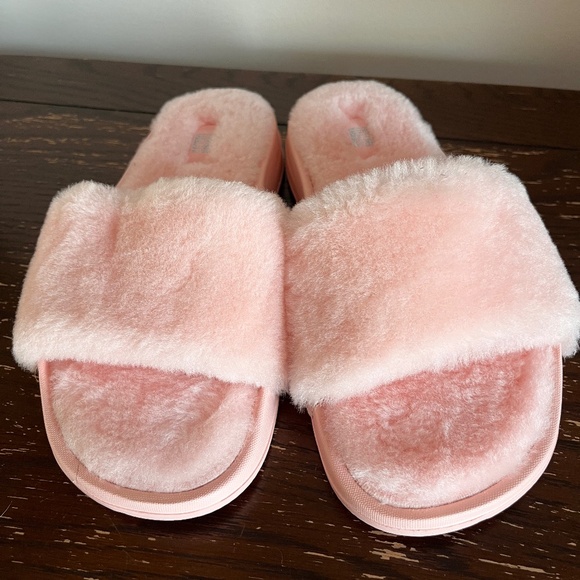NWT Fitflop Pink Salt Shearling Slides - Picture 1 of 4